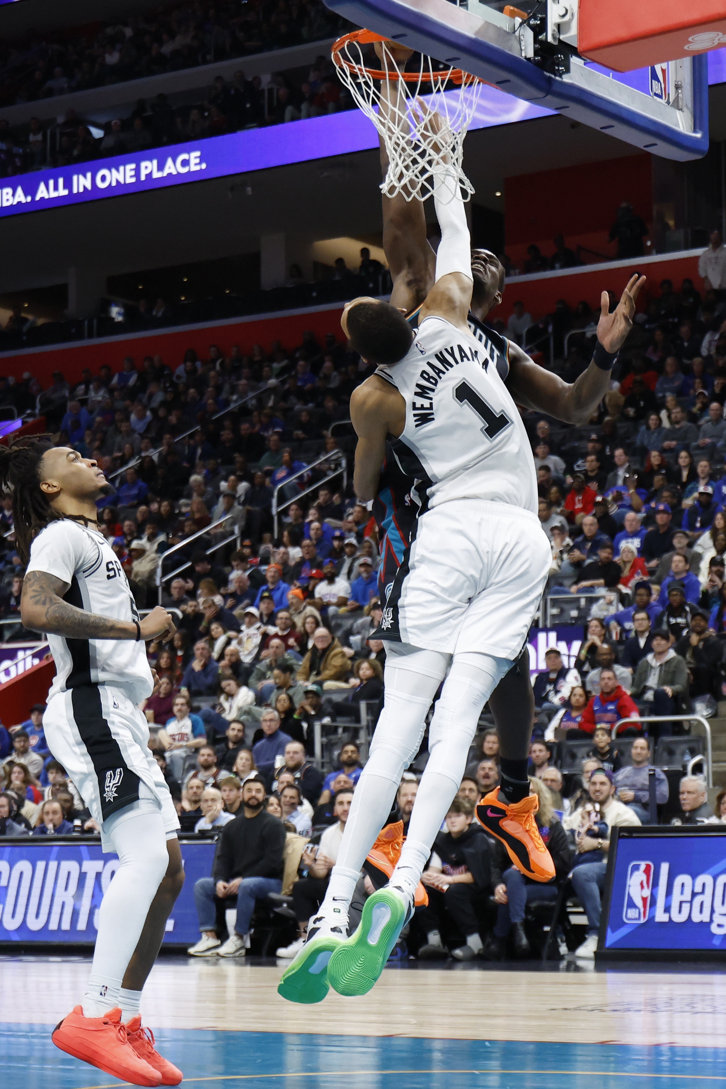 中超免费在线观看-仅次文班&amp;鲨鱼！杜伦单场砍至少30分15板且0失误 历史第3年轻中锋